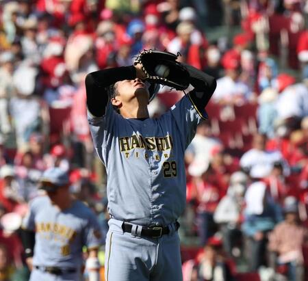 ６回、マウンドで汗を拭う高橋（撮影・北村雅宏）