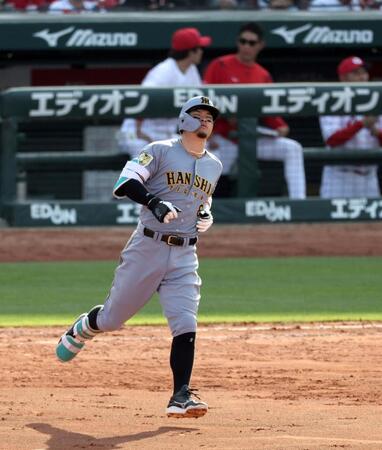 ９回、中飛に倒れる佐藤輝（撮影・山口登）