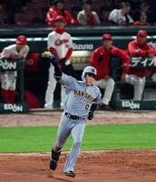 １０回、右越えに勝ち越し２ランを放ちベースを回る木浪（撮影・山口登）