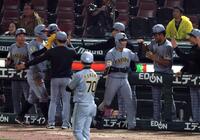 １０回、勝ち越し２ランを放ちナインに迎えられる木浪（中央右）＝撮影・山口登