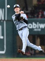 　３回、中村奨のゴロを軽快にさばく中野（撮影・北村雅宏）