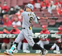 １回、適時打を放つ佐藤輝（撮影・田中太一）