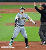 ６回、二塁打を放った佐藤輝は二塁ベース上で悔しそうな表情を見せる（撮影・山口登）