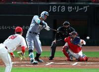 １０回、左前打を放つ佐藤輝（投手・辻、捕手・石原）＝撮影・山口登