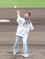 始球式を務める福留光帆（撮影・西田忠信）