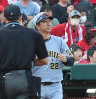 ９回の攻撃を終え、選手交代を告げる藤川監督（撮影・北村雅宏）