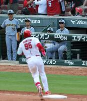 ９回、モンテロにサヨナラソロを打たれグラウンドを見つめる藤川監督（右）＝撮影・山口登