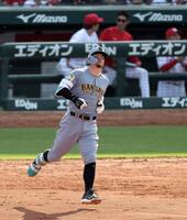 ９回、中飛に倒れる佐藤輝（撮影・山口登）