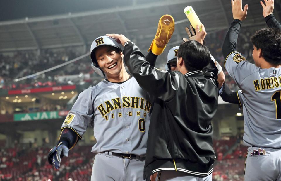 　１０回、勝ち越し２ランを放った木浪は近本から手荒い祝福を受ける（撮影・田中太一）