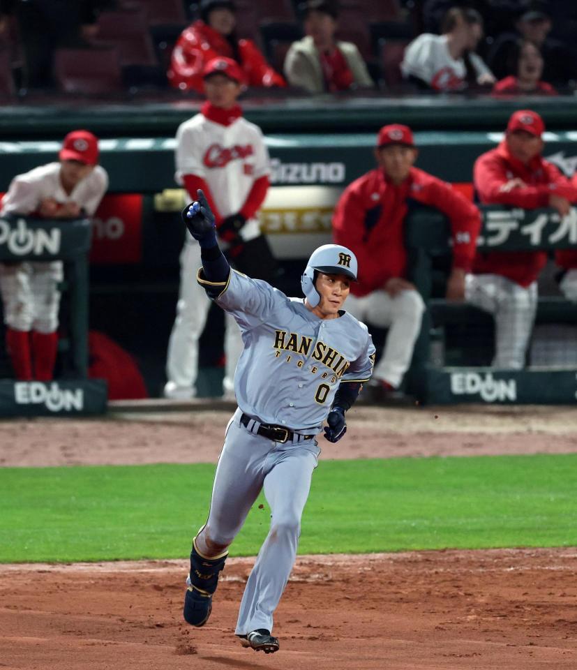 １０回、右越えに勝ち越し２ランを放ちベースを回る木浪（撮影・山口登）