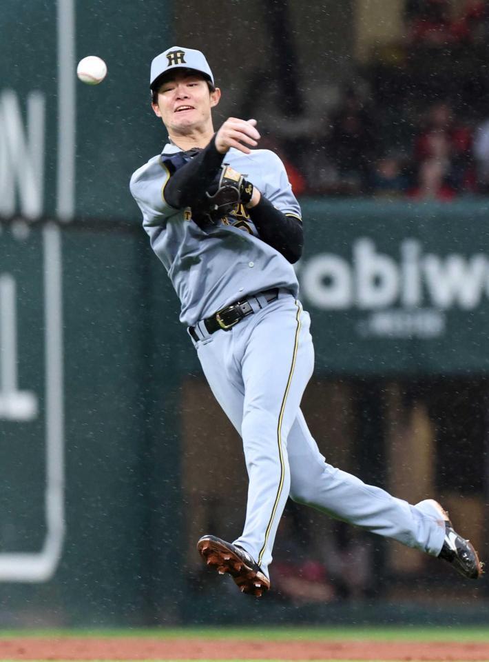 　３回、中村奨のゴロを軽快にさばく中野（撮影・北村雅宏）