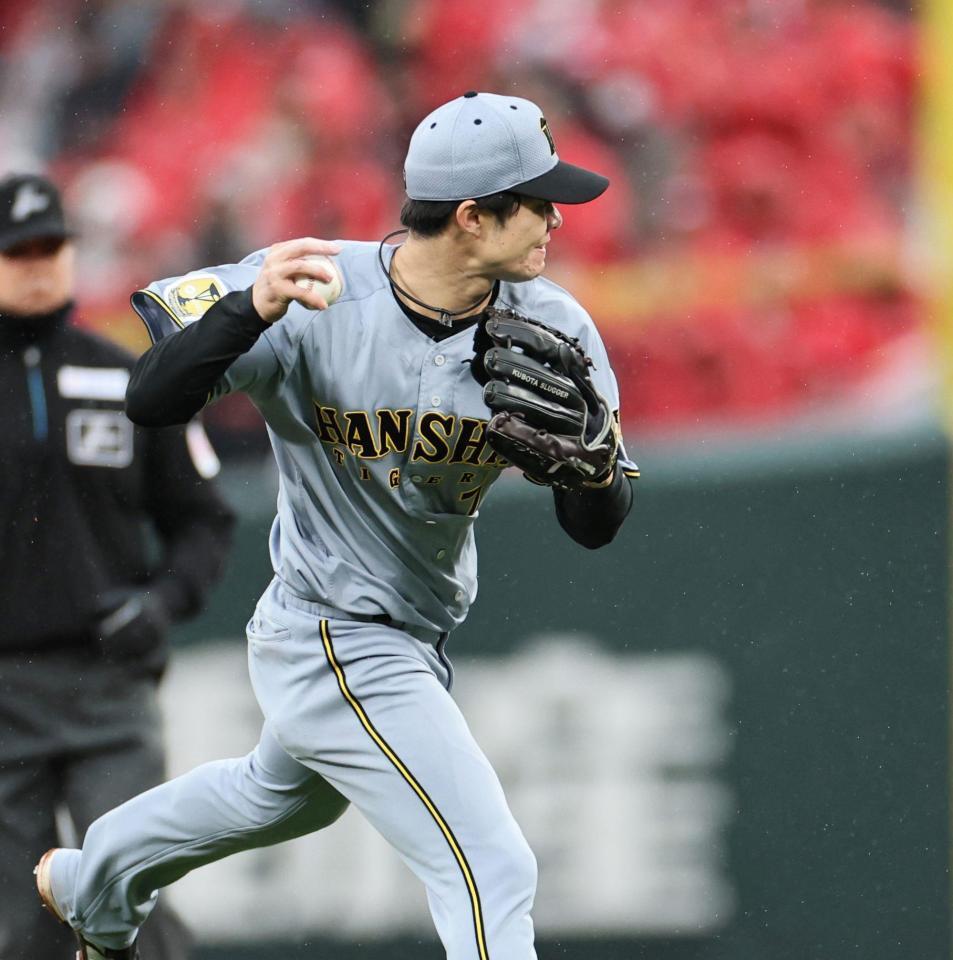 ３回、中村奨の打球を一塁へ送球する中野（撮影・田中太一）