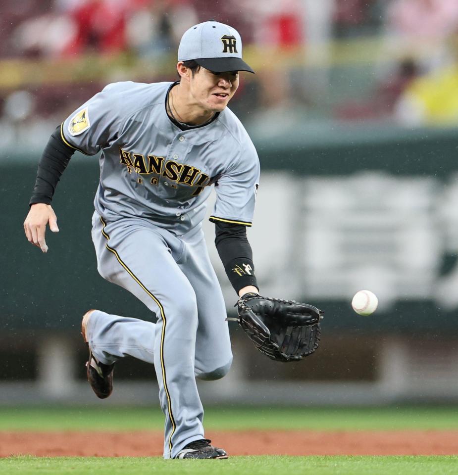 ３回、中村奨の打球を捕る中野（撮影・田中太一）