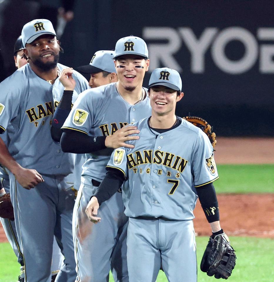 　広島に勝利し笑顔を見せる佐藤輝（中央）ら阪神ナイン（撮影・山口登）