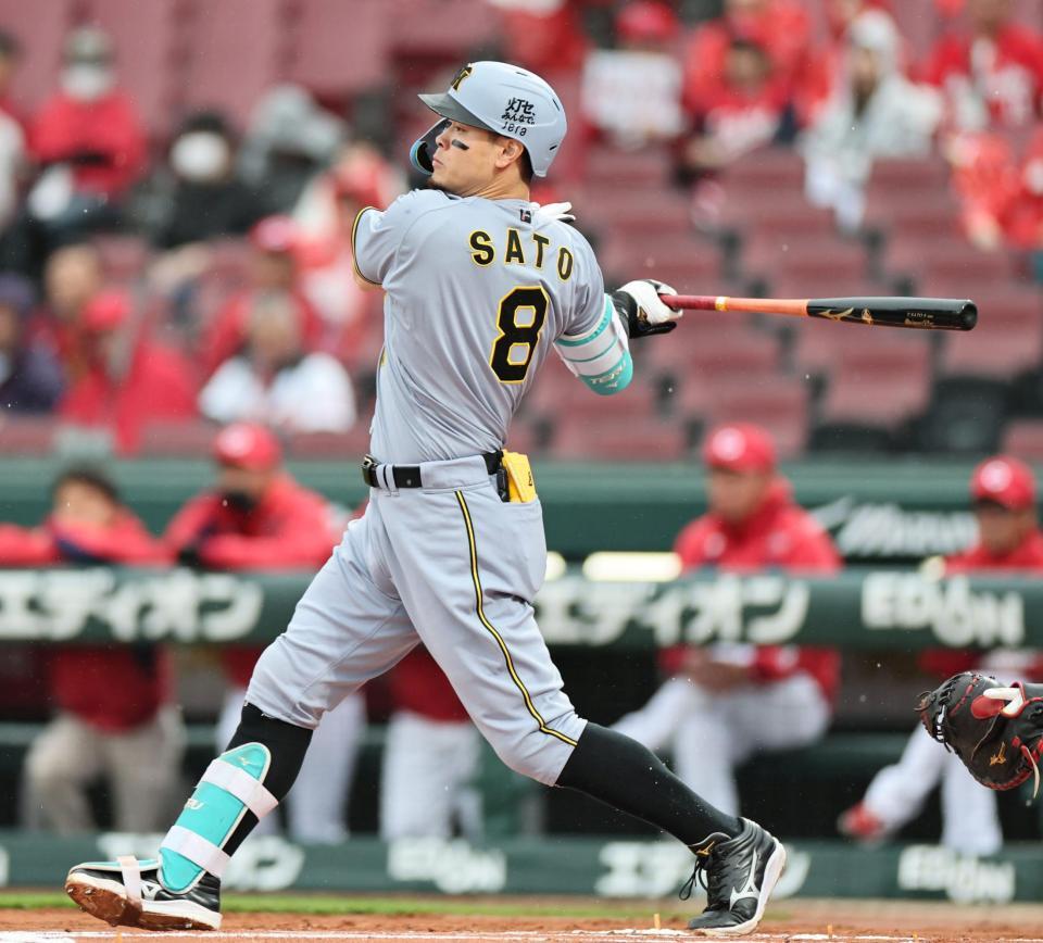 １回、適時打を放つ佐藤輝（撮影・田中太一）