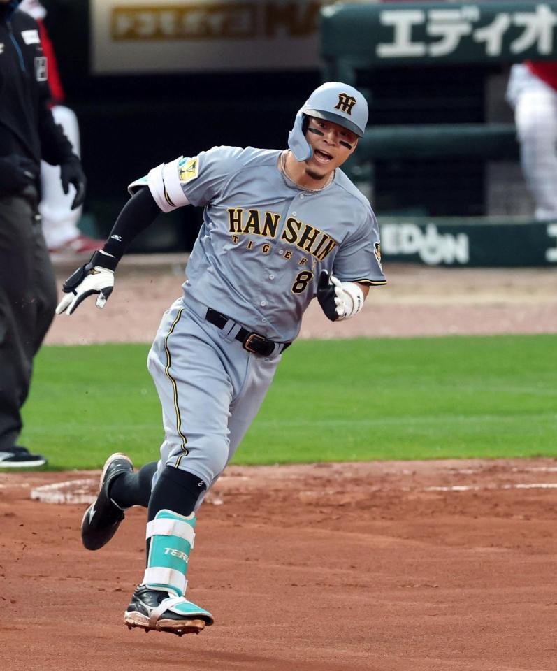 ６回阪神無死、右中間に二塁打を放ちベースを回る阪神・佐藤輝明＝マツダ（撮影・山口登）