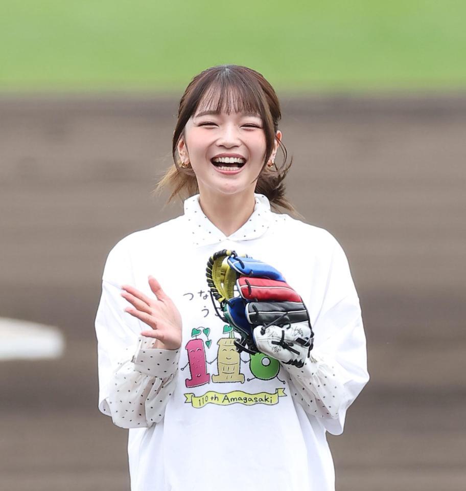 始球式を終え笑顔を見せる福留光帆（撮影・西田忠信）