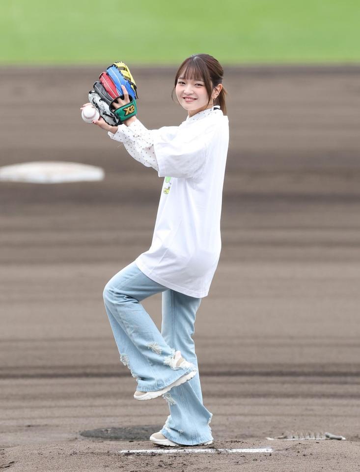 始球式を務める福留光帆（撮影・西田忠信）