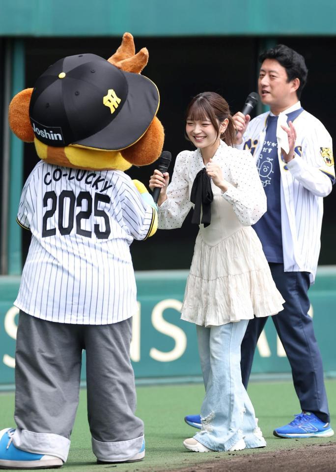 コラッキー（左）とグータッチする福留光帆（撮影・西田忠信）