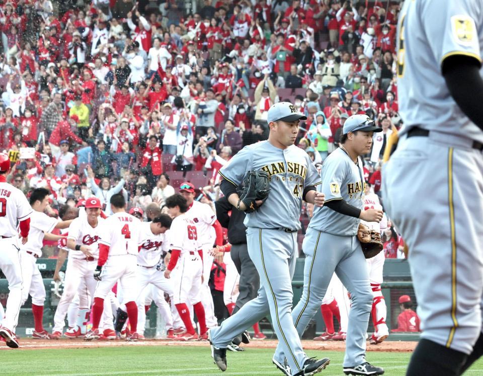 サヨナラ負けし引き揚げる桐敷、大山（撮影・田中太一）