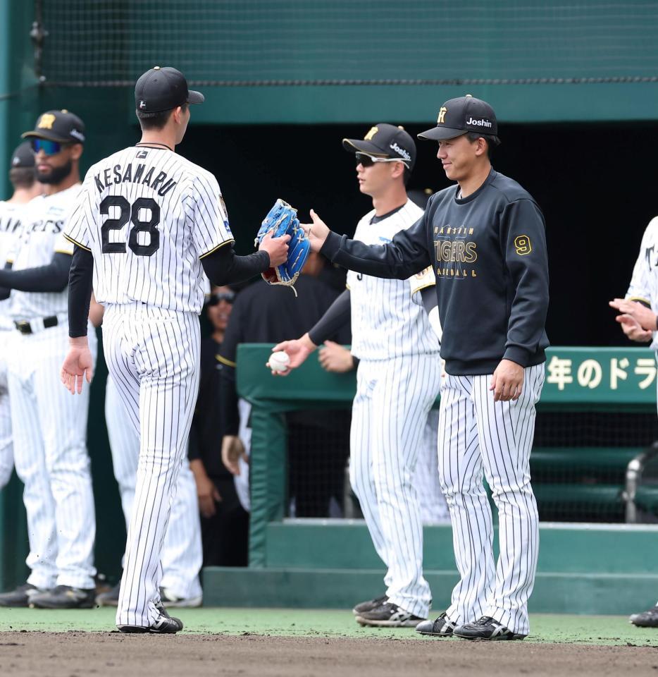 ５回を投げ終えた今朝丸（左）を迎える立石（撮影・西田忠信）