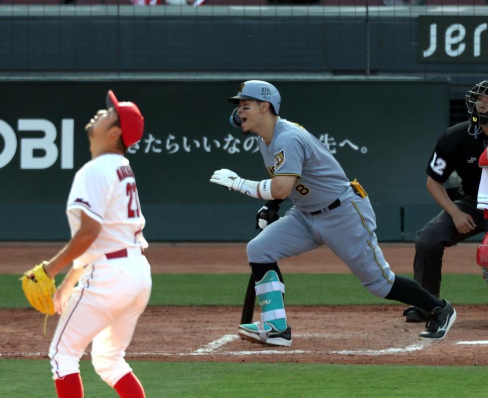 ９回、中飛に倒れる佐藤輝（投手・中崎）＝撮影・山口登