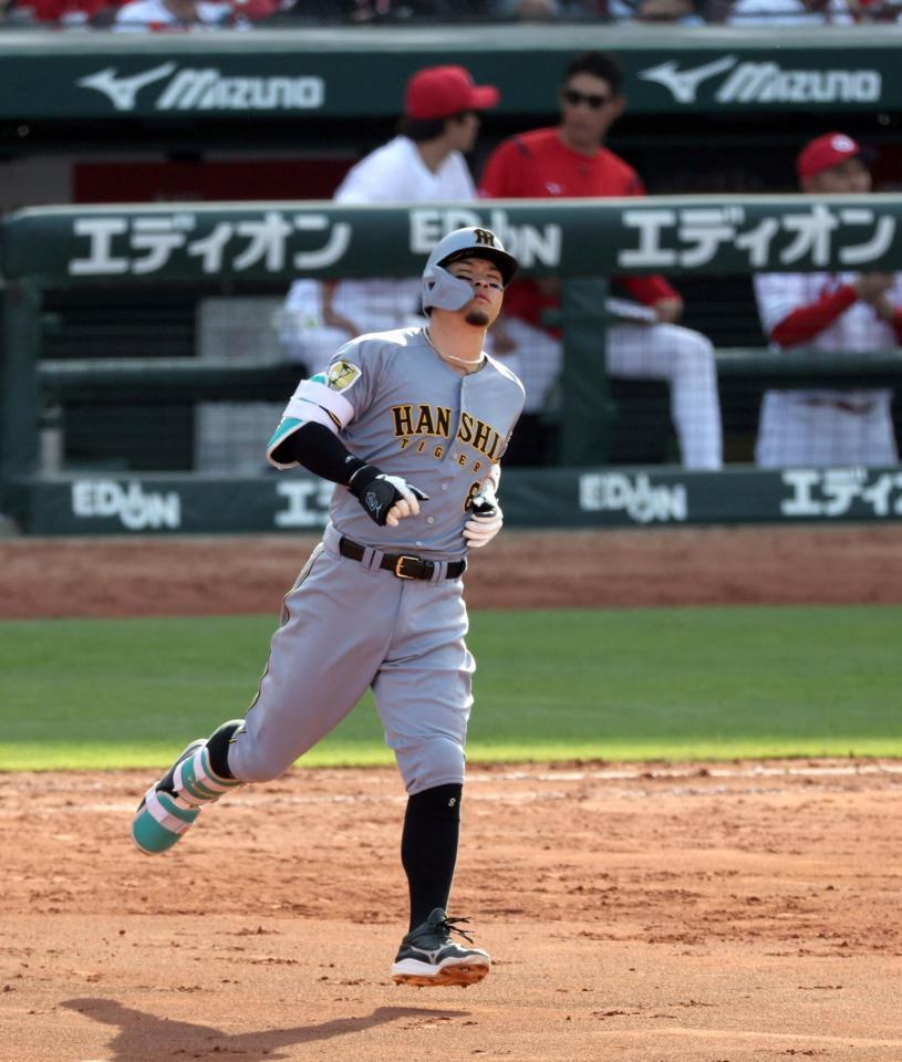 ９回、中飛に倒れる佐藤輝（撮影・山口登）