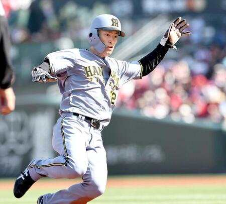 　６回、高橋の犠打で三塁へすべり込む福島（撮影・田中太一）