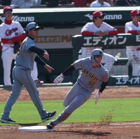 ６回、左翼線に二塁打を放ちベースを回る福島（撮影・山口登）