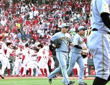 　サヨナラ負けし引き揚げる桐敷と大山（撮影・田中太一）