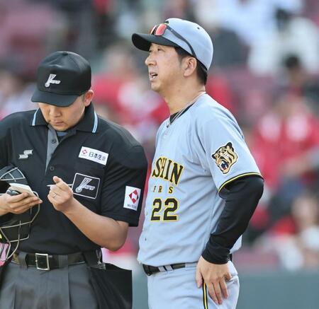 ８回、選手交代を告げる藤川監督（撮影・田中太一）