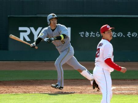 ８回、同点の左犠飛を放つ近本（投手・栗林）＝撮影・山口登