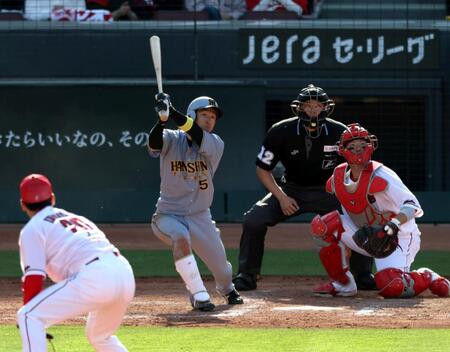 ８回、同点の左犠飛を放つ近本（投手・栗林、捕手・坂倉）＝撮影・山口登