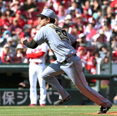 　５回、栗林のバント処理に駆け出す高橋（撮影・北村雅宏）