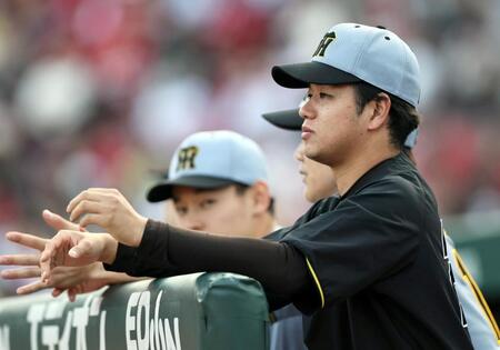 ９回、マウンドの桐敷を見守る高橋（撮影・田中太一）