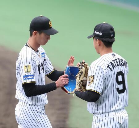 初回を投げ終え立石（右）とタッチを交わす今朝丸（撮影・西田忠信）