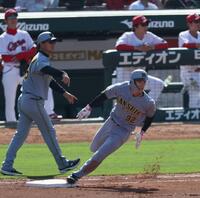 ６回、左翼線に二塁打を放ちベースを回る福島（撮影・山口登）