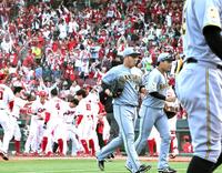 　サヨナラ負けし引き揚げる桐敷と大山（撮影・田中太一）