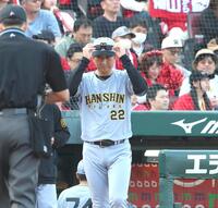 ９回の攻撃を終え、選手交代を告げに行く藤川監督（撮影・北村雅宏）