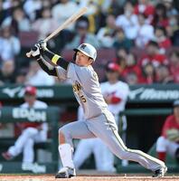 　８回、同点犠飛を放つ近本（撮影・田中太一）