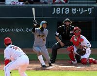 ８回、同点の左犠飛を放つ近本（投手・栗林、捕手・坂倉）＝撮影・山口登