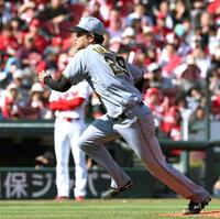 　５回、栗林のバント処理に駆け出す高橋（撮影・北村雅宏）