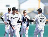 ６回、椎葉（右）にマウンドを譲る今朝丸（撮影・西田忠信）