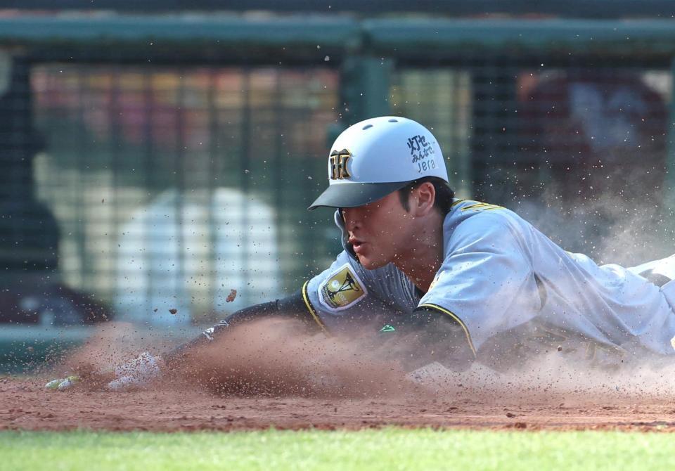 ８回、近本の同点犠飛で生還した高寺（撮影・北村雅宏）