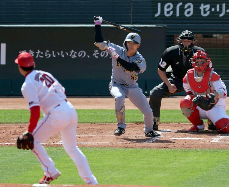 　３回、栗林（左）から右前打を放つ福島（撮影・山口登）