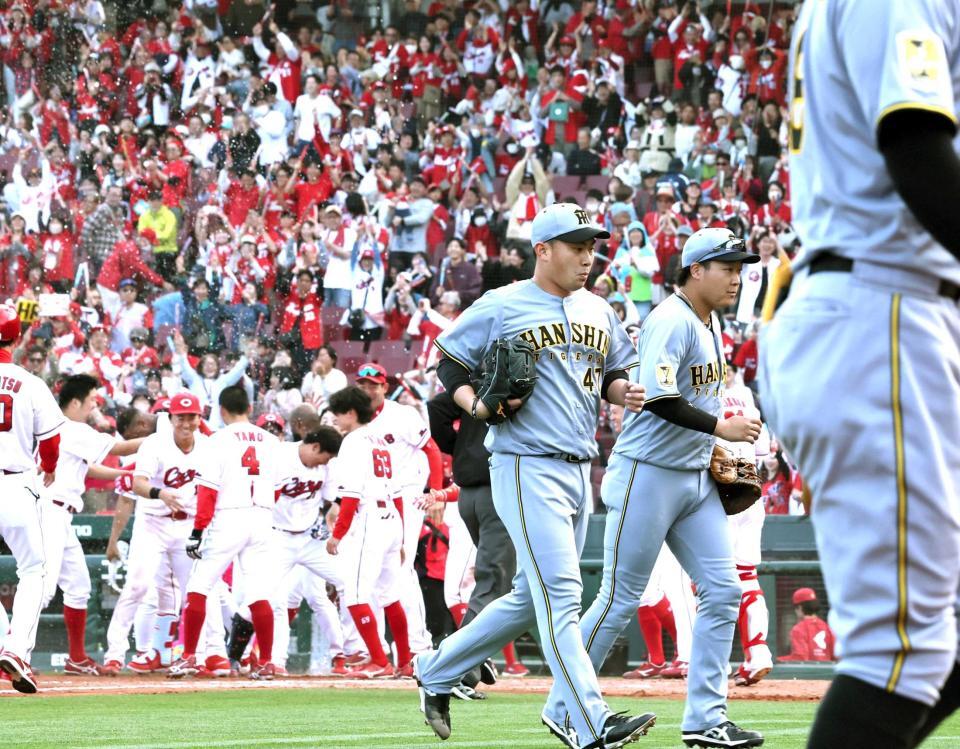　サヨナラ負けし引き揚げる桐敷と大山（撮影・田中太一）