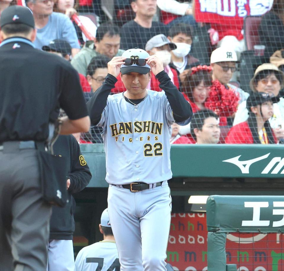 ９回の攻撃を終え、選手交代を告げに行く藤川監督（撮影・北村雅宏）