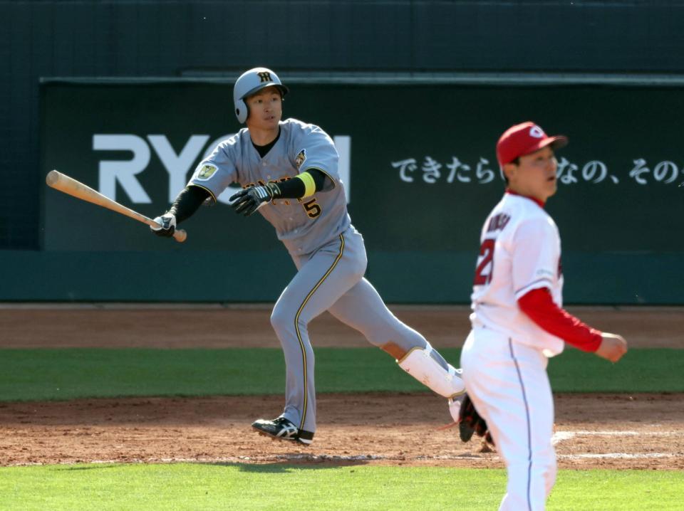 ８回、同点の左犠飛を放つ近本（投手・栗林）＝撮影・山口登