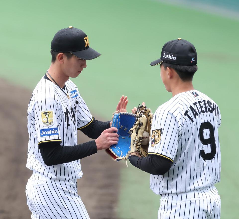 初回を投げ終え立石（右）とタッチを交わす今朝丸（撮影・西田忠信）