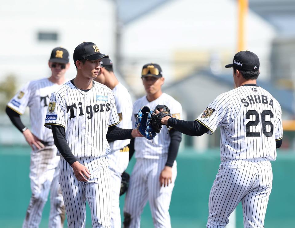 ６回、椎葉（右）にマウンドを譲る今朝丸（撮影・西田忠信）